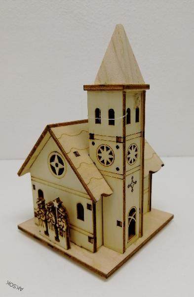 Dřevěný kostelík s led osvětlením 14cm