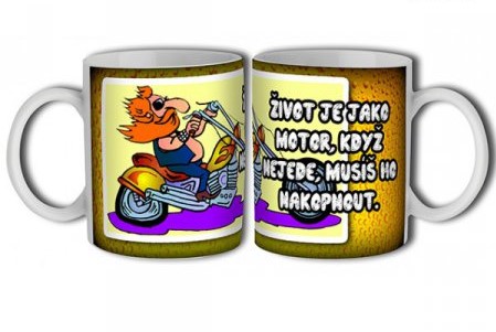 Porcelánový hrnek s nápisem Život je jako motor, když nejede, musíš ho nakopnout