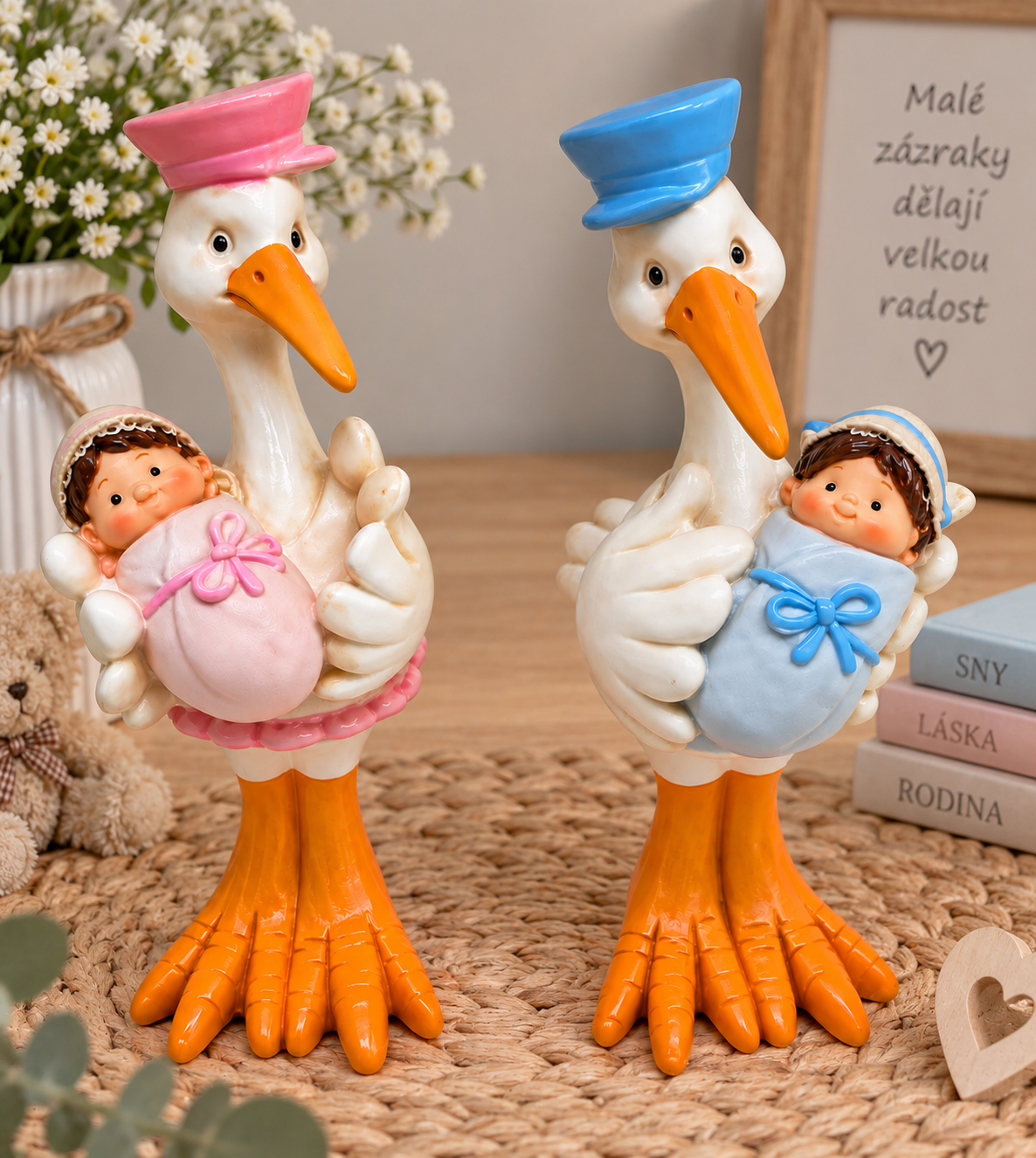 Čáp s miminkem – dekorace 12 cm