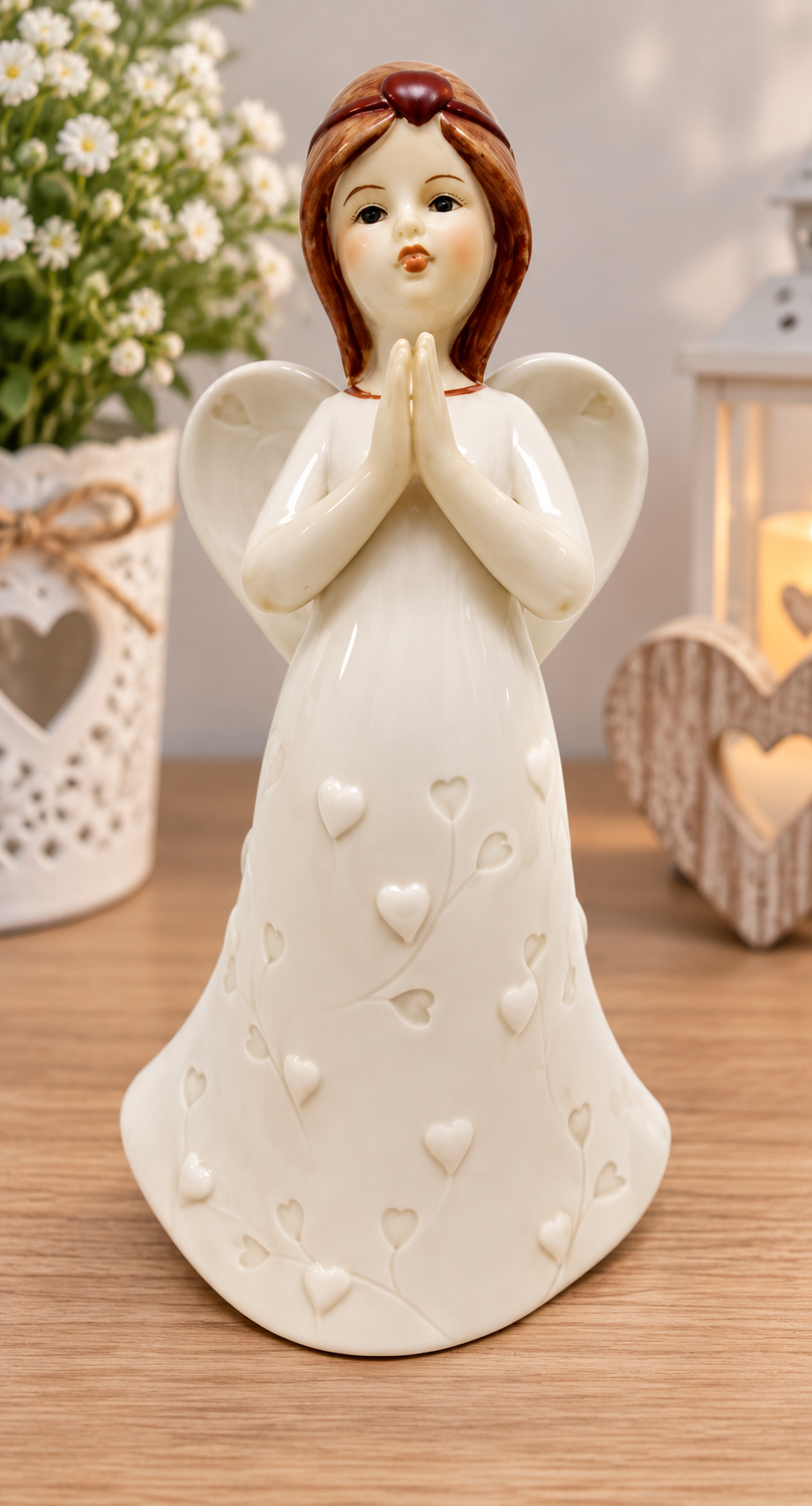Porcelánový anděl se srdíčky – 15 cm